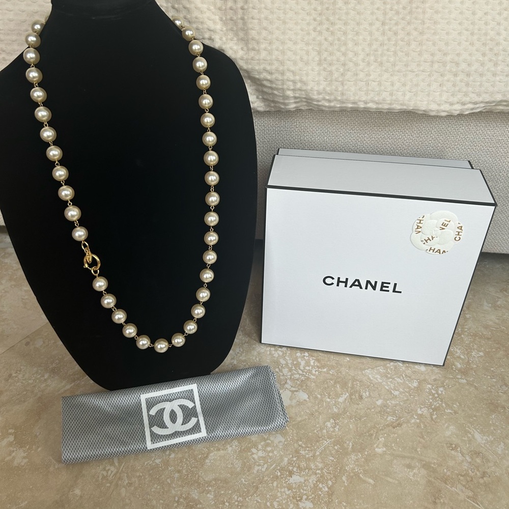 CHANEL Authentic Pearl Necklace, Vintage. Made in France.